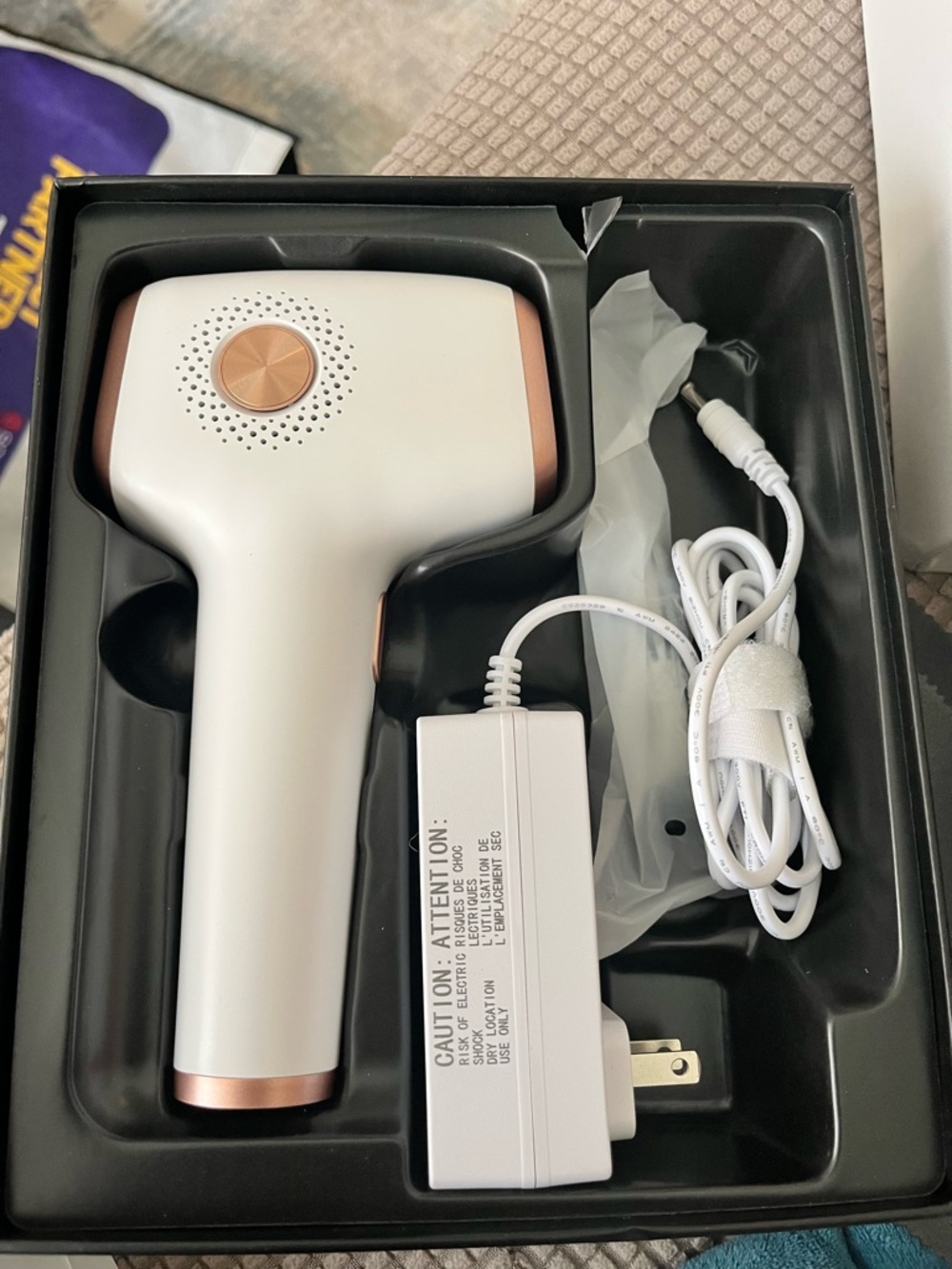 IPL hair removal with ice cooling care function for women. White and Rose Golo